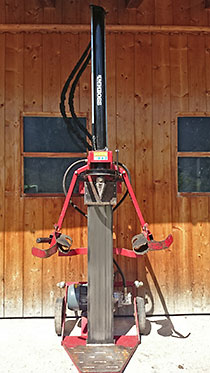 Holzspalter im hochgefahrenen Zustand